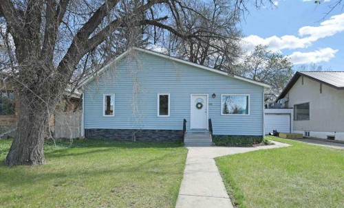 320 3 Street West, Brooks, AB - Outdoor