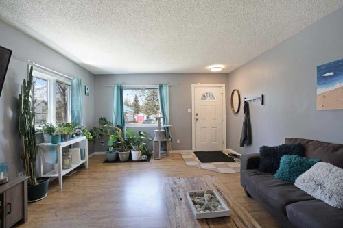 320 3 Street West, Brooks, AB - Indoor Photo Showing Living Room