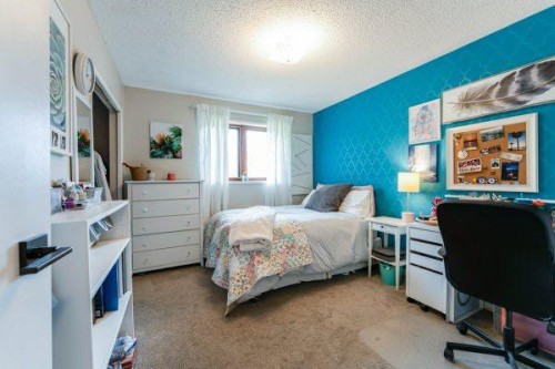 463 3 Avenue, Drumheller, AB - Indoor Photo Showing Bedroom