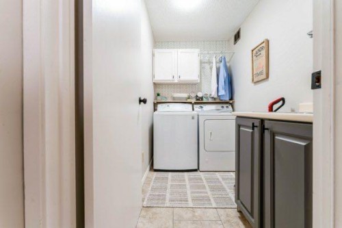 463 3 Avenue, Drumheller, AB - Indoor Photo Showing Laundry Room