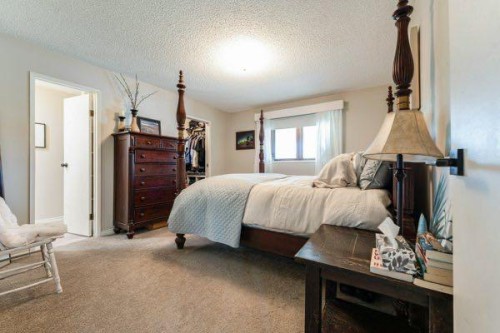 463 3 Avenue, Drumheller, AB - Indoor Photo Showing Bedroom