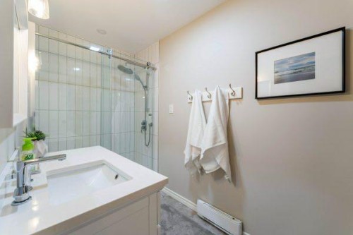 463 3 Avenue, Drumheller, AB - Indoor Photo Showing Bathroom
