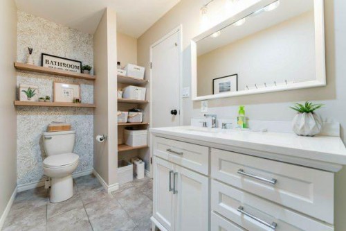 463 3 Avenue, Drumheller, AB - Indoor Photo Showing Bathroom
