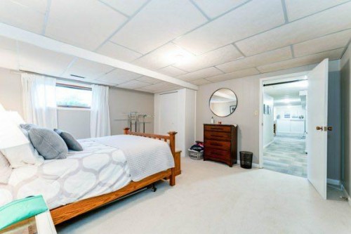 463 3 Avenue, Drumheller, AB - Indoor Photo Showing Bedroom