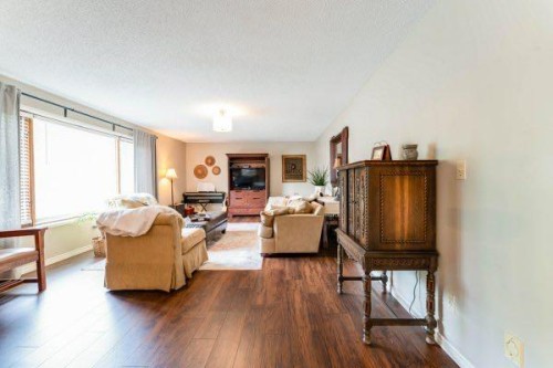 463 3 Avenue, Drumheller, AB - Indoor Photo Showing Living Room