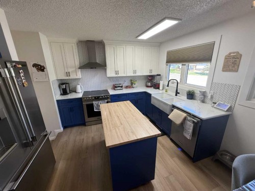 111 Shacker Crescent, Hanna, AB - Indoor Photo Showing Kitchen