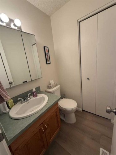 111 Shacker Crescent, Hanna, AB - Indoor Photo Showing Bathroom