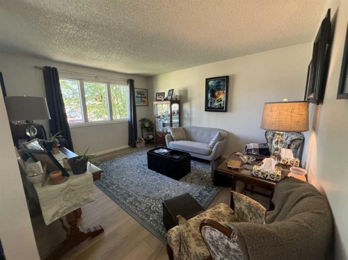 111 Shacker Crescent, Hanna, AB - Indoor Photo Showing Living Room