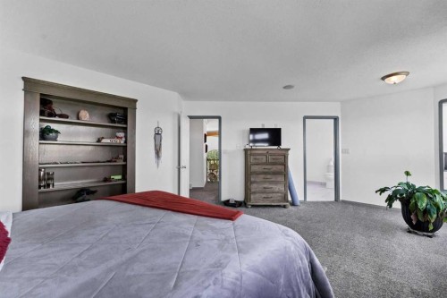 99-190014 12 Street West, Rural Newell, County Of, AB - Indoor Photo Showing Bedroom