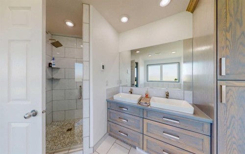 99-190014 12 Street West, Rural Newell, County Of, AB - Indoor Photo Showing Bathroom