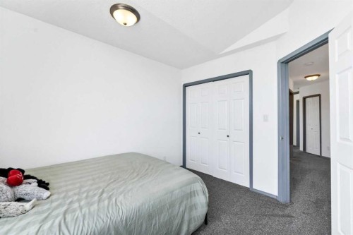 99-190014 12 Street West, Rural Newell, County Of, AB - Indoor Photo Showing Bedroom