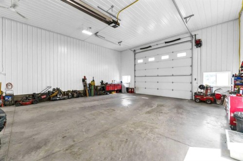 99-190014 12 Street West, Rural Newell, County Of, AB - Indoor Photo Showing Garage