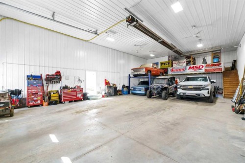 99-190014 12 Street West, Rural Newell, County Of, AB - Indoor Photo Showing Garage