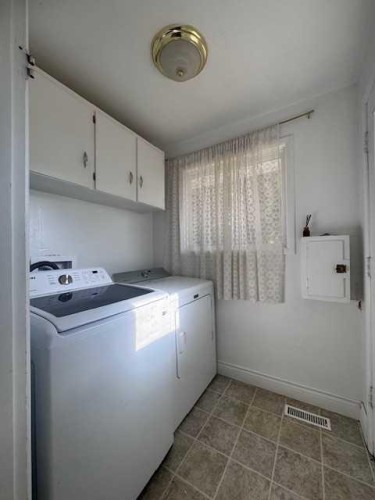 508 2 Avenue West, Brooks, AB - Indoor Photo Showing Laundry Room