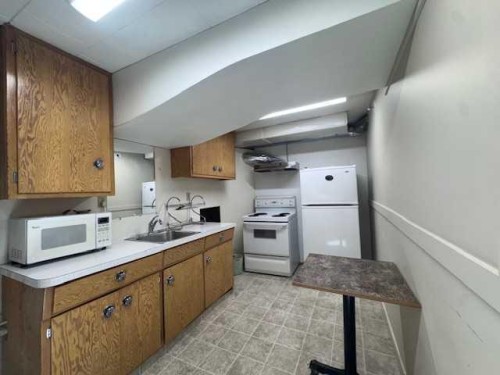 508 2 Avenue West, Brooks, AB - Indoor Photo Showing Kitchen