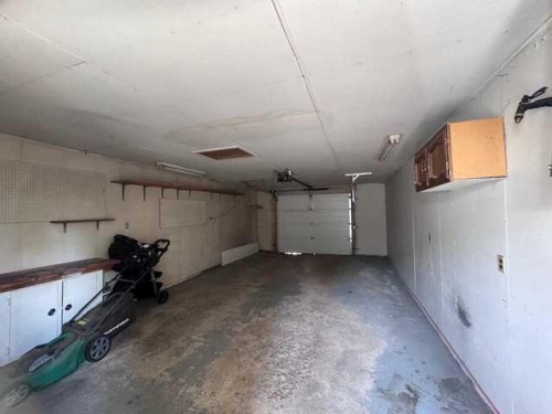 508 2 Avenue West, Brooks, AB - Indoor Photo Showing Garage
