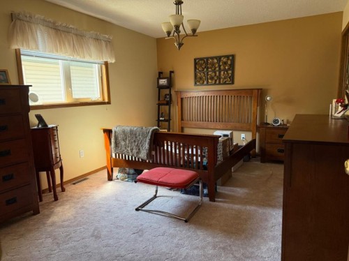 817 Bankview Drive, Drumheller, AB - Indoor Photo Showing Bedroom