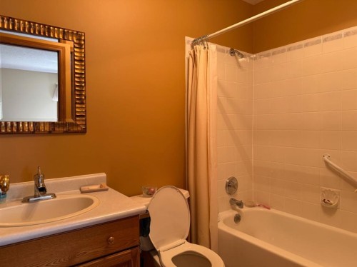 817 Bankview Drive, Drumheller, AB - Indoor Photo Showing Bathroom