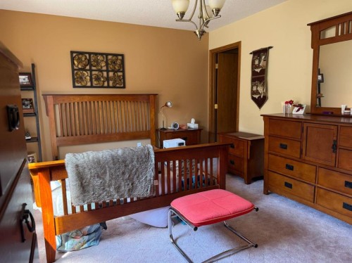 817 Bankview Drive, Drumheller, AB - Indoor Photo Showing Bedroom
