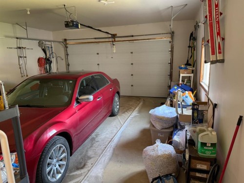817 Bankview Drive, Drumheller, AB - Indoor Photo Showing Garage