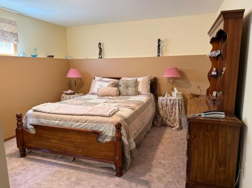 817 Bankview Drive, Drumheller, AB - Indoor Photo Showing Bedroom