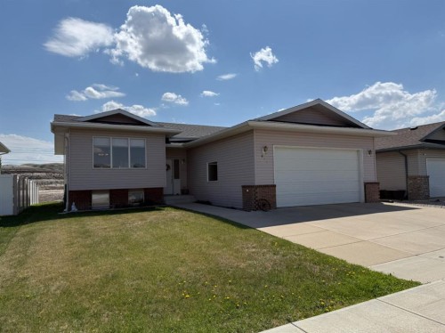 817 Bankview Drive, Drumheller, AB - Outdoor With Facade