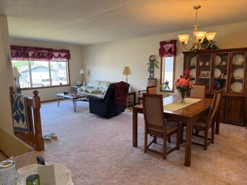 817 Bankview Drive, Drumheller, AB - Indoor Photo Showing Dining Room