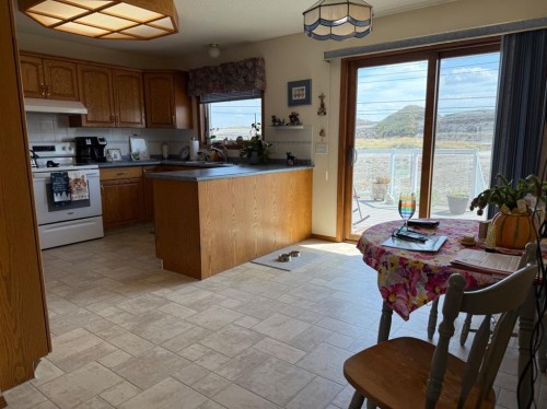 817 Bankview Drive, Drumheller, AB - Indoor Photo Showing Kitchen