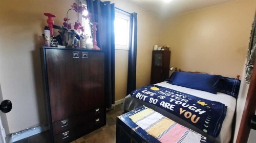 261 1 Avenue, Drumheller, AB - Indoor Photo Showing Bedroom
