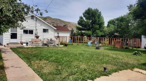 261 1 Avenue, Drumheller, AB - Outdoor