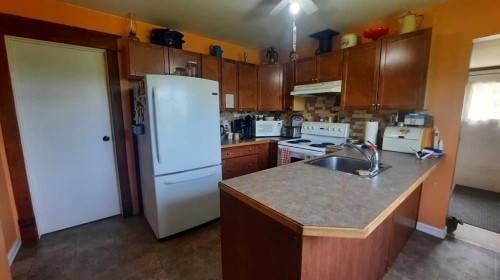 261 1 Avenue, Drumheller, AB - Indoor Photo Showing Kitchen