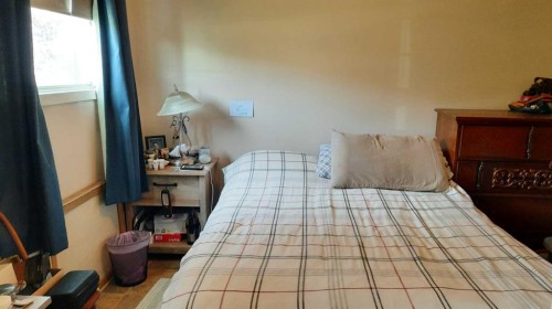 261 1 Avenue, Drumheller, AB - Indoor Photo Showing Bedroom