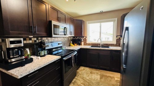 411 8 Street E, Drumheller, AB - Indoor Photo Showing Kitchen