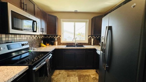 411 8 Street E, Drumheller, AB - Indoor Photo Showing Kitchen With Double Sink