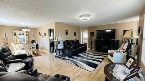 411 8 Street E, Drumheller, AB - Indoor Photo Showing Living Room