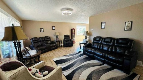 411 8 Street E, Drumheller, AB - Indoor Photo Showing Living Room