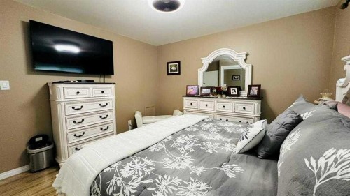 411 8 Street E, Drumheller, AB - Indoor Photo Showing Bedroom