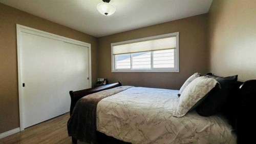 411 8 Street E, Drumheller, AB - Indoor Photo Showing Bedroom