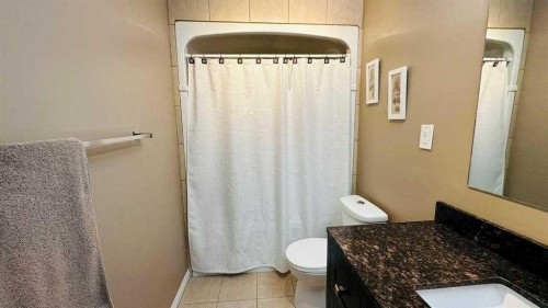 411 8 Street E, Drumheller, AB - Indoor Photo Showing Bathroom