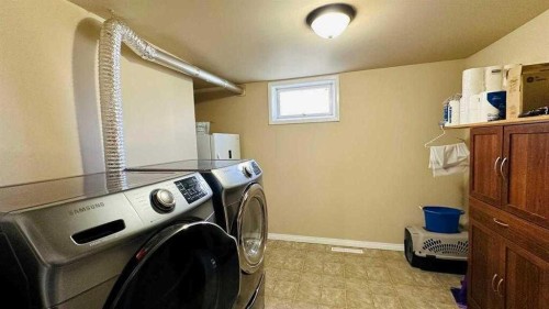 411 8 Street E, Drumheller, AB - Indoor Photo Showing Laundry Room