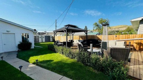 411 8 Street E, Drumheller, AB - Outdoor With Deck Patio Veranda
