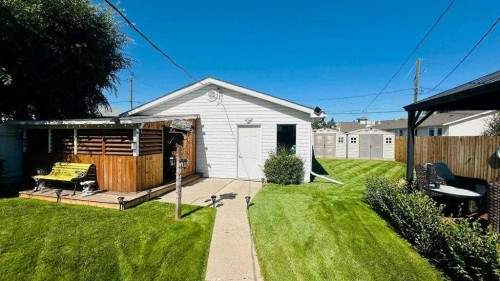 411 8 Street E, Drumheller, AB - Outdoor