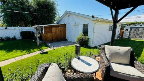 411 8 Street E, Drumheller, AB - Outdoor With Exterior