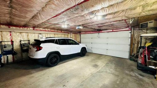 411 8 Street E, Drumheller, AB - Indoor Photo Showing Garage