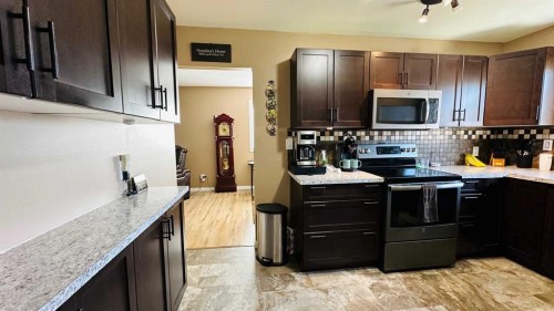 411 8 Street E, Drumheller, AB - Indoor Photo Showing Kitchen With Upgraded Kitchen