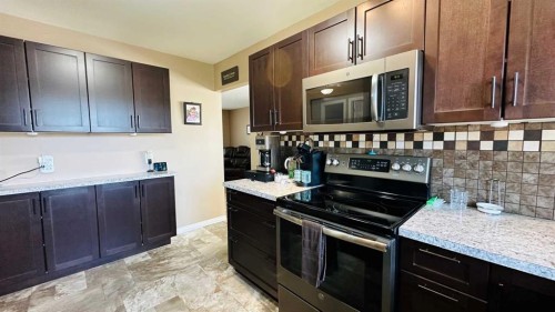 411 8 Street E, Drumheller, AB - Indoor Photo Showing Kitchen