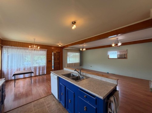 510 Bruce Avenue, Carbon, AB - Indoor Photo Showing Kitchen With Double Sink