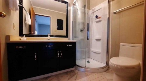 241 4 Street, Drumheller, AB - Indoor Photo Showing Bathroom