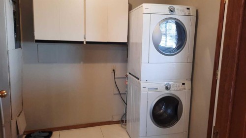 241 4 Street, Drumheller, AB - Indoor Photo Showing Laundry Room