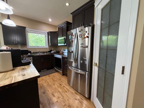 42 A Red Deer Avenue, Drumheller, AB - Indoor Photo Showing Kitchen